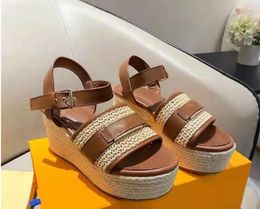 Fashion-Summer Dick-Soled Sandals Klassiker Beliebter Wassertischbeutel Hanf Seilstil hohl gewebte Strohhalm Gold Schnalle Fashion Delikat