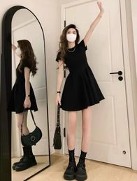 Grundläggande casual klänningar franska hepburn stil svart avancerad temperamentklänning 2024 sommar ny slim-fit