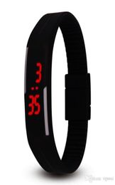 Moda Şeker Renk İzle 14 Renk Silikon Jelly Saatler Unisex Sports Led Men039s Kadın039s Kids Dokunma Dijital Bileklik9502606