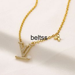 Never sbiading 18k oro oro di lusso designer di pendenti Pendants collane in acciaio inossidabile Lettera di girocollo a ciondolo per perle di gioielli Accessori per le gioielli NESSUNA scatola