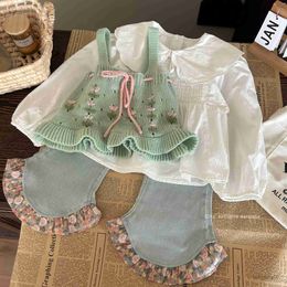 Kleidungssets 2024 Frühlingskleidung Sets Baby Girls 3pcs Süßes Outfit Blumendruck Strick-Tanktops+Riched O-Neck weißes Hemd+blaue Flare Jeans