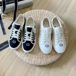 2024 Nuovi scarpe designer di luxurys scarpe casual sneaker da tennis da donna da donna all'aperto canale di moda estate loafer piatto tela da basket cammina