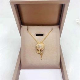 Pendant Necklaces Exit Fashion Sun Necklace Classic Personalised Spinning Hope Flower Simple Public Plaid Chain PendantQ