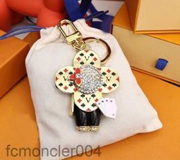 Keychains Lanyards Design Bag Charms Luxury Designer Couples Key Chain New Sunflower Key Ring Pendant Cute Panda Holder Fashion Accessories for Women PI4E