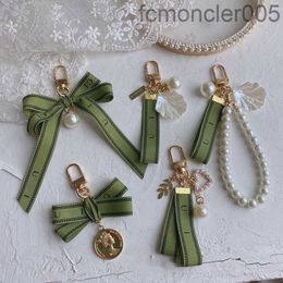 Designer Keychain Luxury Key Chain Bag Charm Female Car Ring Pearl Green Ribbon Delicate Shells Couple Pendant Gift Nice Good N04D