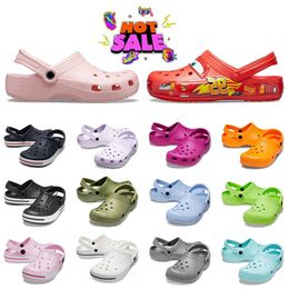 Platform Classic Kids Crocc Sandals Famous Designer Women Cros Charms Waterproof Slides Beach Buckle Rubbers Cross-tie Slippers Mens Black White Blue Pink Sandale