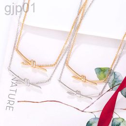 Desginer Tiffanybracelet Tiffanie T Famiglia Nuovo nodo Collana a croce V Gold Series Knot With Diamond Knot Luce Luxury Simple Collar Chain