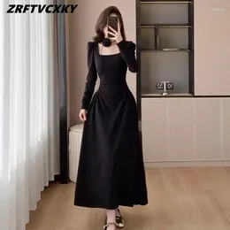 Casual Dresses Hepburn French Vintage Black Dress For Women's 2024 Spring Elegant Square Neck Slim Waist With Rose Necklace