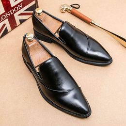 2024 Neue Männer Slipper Lederschuhe formelle elegante Kleiderschuh Einfacher Slip auf Mann lässige Schuhe Originalspitze Boos Moccasins