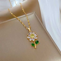 Pendant Necklaces Classic Romantic White Flower Necklace Fashionable and Beautiful Small Chrysanthemum Classic NecklaceQ