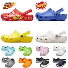 Top Fashion Classic Cros Sandals Famous Designer Women Beach Kids Crocc Charms Slides Slides Cross-tie Buckle Rubbers Slippers Platform Waterproof Loafers Sandale