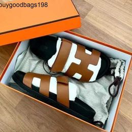 Sandálias femininas chypres chinelos Paris com Yuan Standard Women Wear 2024 Beach Shoes Leather Br5i Tive Logo Yocz JJ79 RLS9