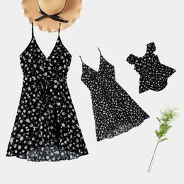 EU and US Parentchild Outfit Mother Daughter Floral One Piece Strap Dress Baby Romper Mom Matching DRESS 240329