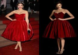 Vintage Velvet Ball Gown Homecoming Dresses Strapless Off The Shoulder Sleeveless Knee Length Pleats High Quality Short Cocktail D7685608