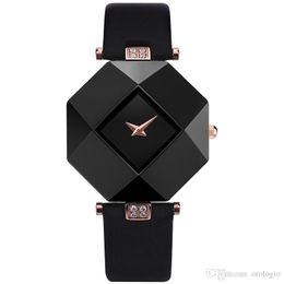 Sehen Sie luxuriige Frauen an. Uhren neue Modes Uhren Keramikgehäuse Leder -Diamant -Form Nicht -Zahlen Nischendesign