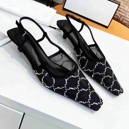 Designer Cambia ricamata Sandali di sandali di lusso sandali di moda con tela medio-telanti scarpe da donna ledies su nastro sandalo