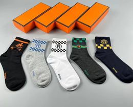 Men's and women's stockings sports designer cotton socks sports socks luxury Joker solid color classic breathable black and white basketball football garter box.