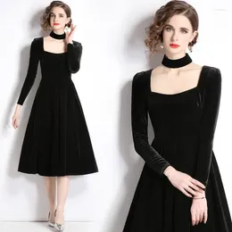 Casual Dresses French Square Neck Velvet Dress Autumn/Winter Vintage High Grade Hepburn Style Temperament Wrapped Waist Show Slim Gift Co