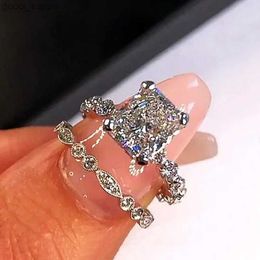 2PCS Wedding Rings 2Pcs Set of Rings Women with Geometric Square Crystal Cubic Zirconia Bridal Sets Wedding Party Rings Fashion Jewelry Hot