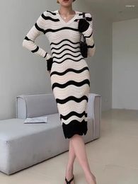 Casual Dresses Autumn Striped Slim Knitted Dress For Women Long Sleeve V-neck Pencil Elegant Stylish Chic Ladies Vintage Vestidos Mujer