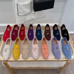 2024Designers män klär skor toppkvalitet hjortskinn kvinnor loafers klassiska metallknappar runda mode platt häl sneaker fritid walk shopping lady älskare skor