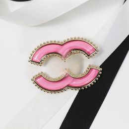 Designer Brooch Pink Acrylic Double Letter Round Bead Brooch High-end Personalized Versatile Brooch Party Gift Jewelry