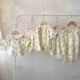 Clothing Sets deer jonmi 2023 Summer Newborn Baby Girls Floral Printed Sets Short Sleeve Tops High Waist Ruffles Shorts 2pcs Children Outfits