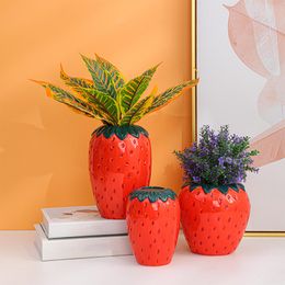 Strawberry Shaped Flower Vase Simple Modern Flower Arrangement Flower Pot Centrepiece for Shelf Bedroom Party Desktop Decoration