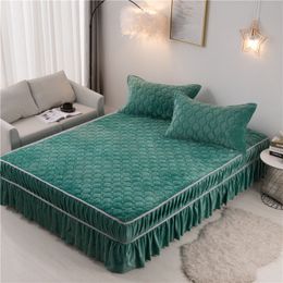 Crystal Velvet Quilted Bed Skirt Queen Thick Warm Flannel Bedspread Solid Colour Plush Fitted Bed Sheet Not Including Pillowcase