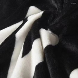 Blankets INS Fashion Letter Blanket Autumn Comfortable And Warm Black Travel 150 200cm