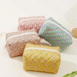 Storage Bags Firm Stitching Cosmetic Bag Floral Print With Zipper Closure Capacity Makeup Pouch For Women Portable Lipstick