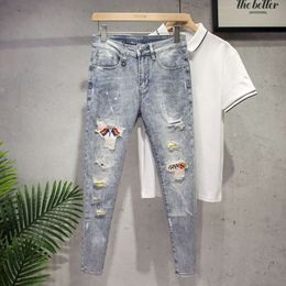 Elastische 9-Punkte-Jeans für Männer mit schlanker Passform und kleine Füße, 2024 neue Herrenkleidung mit Löchern, 9-Punkte-Freizeithosen, Sommerdünnstil