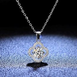 Pendant Necklaces 1CT 2CT Moissanite Diamond Necklace for Women Fashion Four-leaf Clover Flowers New Pendant Collarbone Chain Platinum Jewellery 240410