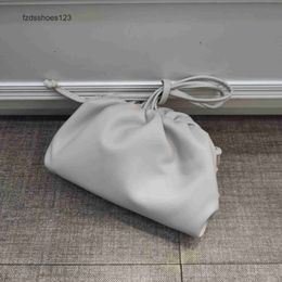 Lady Pouch Crossbody Same Crossbody Venata Bottegss Version Bags Classic Cloud Bag Hand Shoulder Clip Soft P 2024 1KH5
