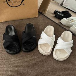 Slippers Thick soled on feeling slippers 2024 spring/summer new style with one foot the outside wearing Roman cross strap beach sandals for H240410