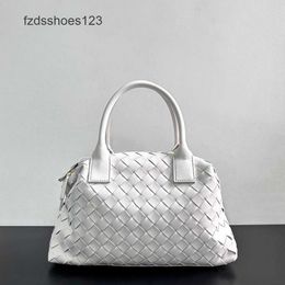 Shoulder 2024 Simple Womens Designer Bauletto Woven Handbags Fashion Handheld Lady Leather Bag Cross Luxury Venetas Handbag One Pillow Bags Bottegss QAV4