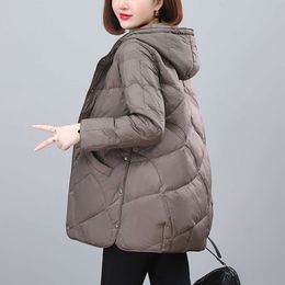Giacca leggera Donne in inverno 2023, nuove dimensioni casual per madri, giacca da abbassa di anatra bianca con cappuccio calda, versione di media lunghezza