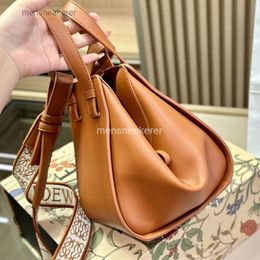 Designer Loeew 2024 Crossbody Hammock Portable Bag Bags Candy Colors Leather Women's High Luxury Handbag Mini Small Top Layer Cowhide