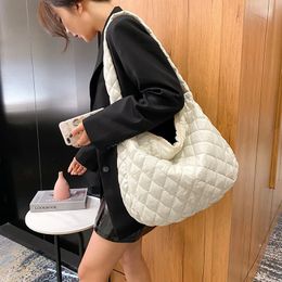 Lattice Pattern Shoulder Bag Space Cotton Handbag Women Large Capacity Tote Bags Feather Padded Ladies Quilted Shopper 240410