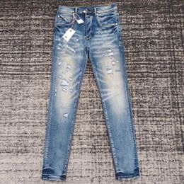 Il marchio di moda per jeans maschile usura un blu magro magro