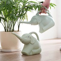 A rega de forma de elefante pode vasculhar as flores do jardim de plantas da ferramenta de rega suculentas em vasos de água em vasos de água garrafa de água