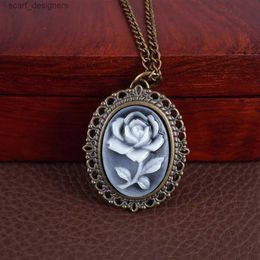 Pocket Watches Relief Flower Lovely Necklace Palace Style Small Quartz Pocket Flower Wall Elliptical Carved Rose Case With Chain Y240410