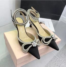 Маха атласные лук -слингки насосы хрустальные украшенные туфли на 65 -мм шпильки каблуки сандалии женский котенок каблук роскошные дизайнеры