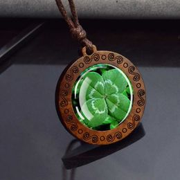 Pendant Necklaces Four Leaf Clover Glass Dome Wooden Pendant Necklace Rope Chain Necklace Retro Jewellery St.Patricks Day Gift 240410