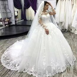 أنيقة طويلة من ثياب زفاف من الدانتيل عن العنق الطويلة مع الأكمام A-lip-line tulle ball ball الأزرار المغطاة بأزرار الأزرار الأنيقة للنساء للنساء