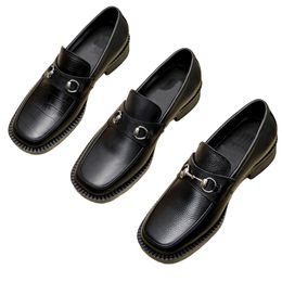 Lederkleidung resistenter Designer Männerschuhe mit Box Luxus klassisches Slip-on Scarpe Runde Zehen Metallschnalle Boden Chausal bequem Walk Outdoor Office