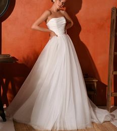 Elegante lange trägerlose Plissee Brautkleider A-Line Elfenbein Tüll Sweep Zug Schnürrücken einfache Brautkleider für Frauen