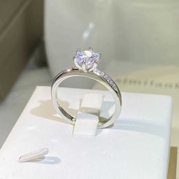 Band Rings 2022 New Six Claw Diamond Ring Couple Wedding Ring Womens Fashion White Zirconia Ring Anniversary Gift J240410