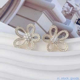 Seiko Edition Top Brand Vancefe Earrings South Korean New Trendy Diamond Flower Zircon Earrings for Womens Light Luxury Designer Brand Logo Engrave Earring