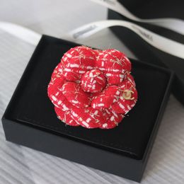 Hochwertige Luxusmarken -Designer -Dekoration Kamellien Blumenbrosche für Frauen rot weiß schwarzer shinny Geschenk Juwelierparty mit Schachtel